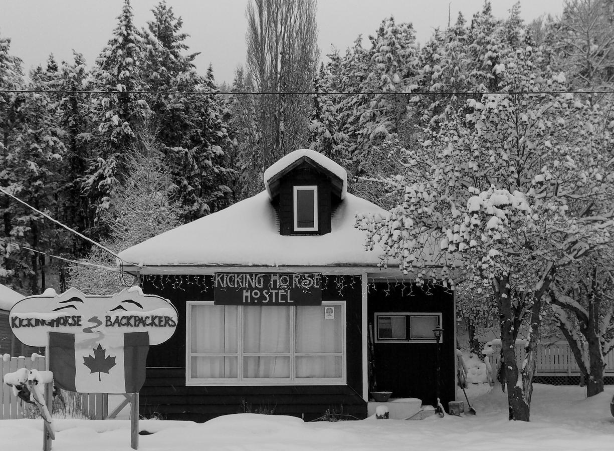 Kicking Horse Backpacker Hostel Golden Buitenkant foto