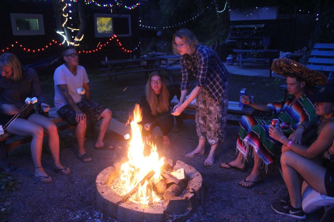 Kicking Horse Backpacker Hostel Golden Buitenkant foto