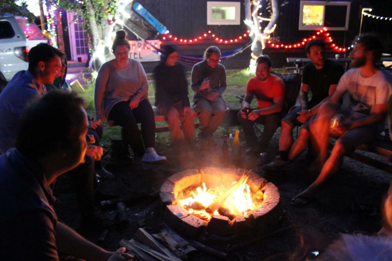 Kicking Horse Backpacker Hostel Golden Buitenkant foto