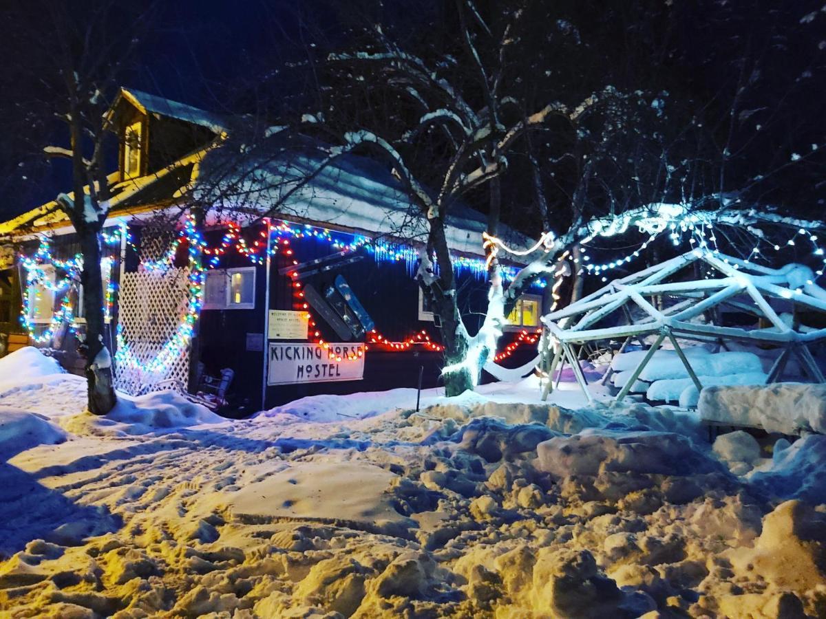 Kicking Horse Backpacker Hostel Golden Buitenkant foto